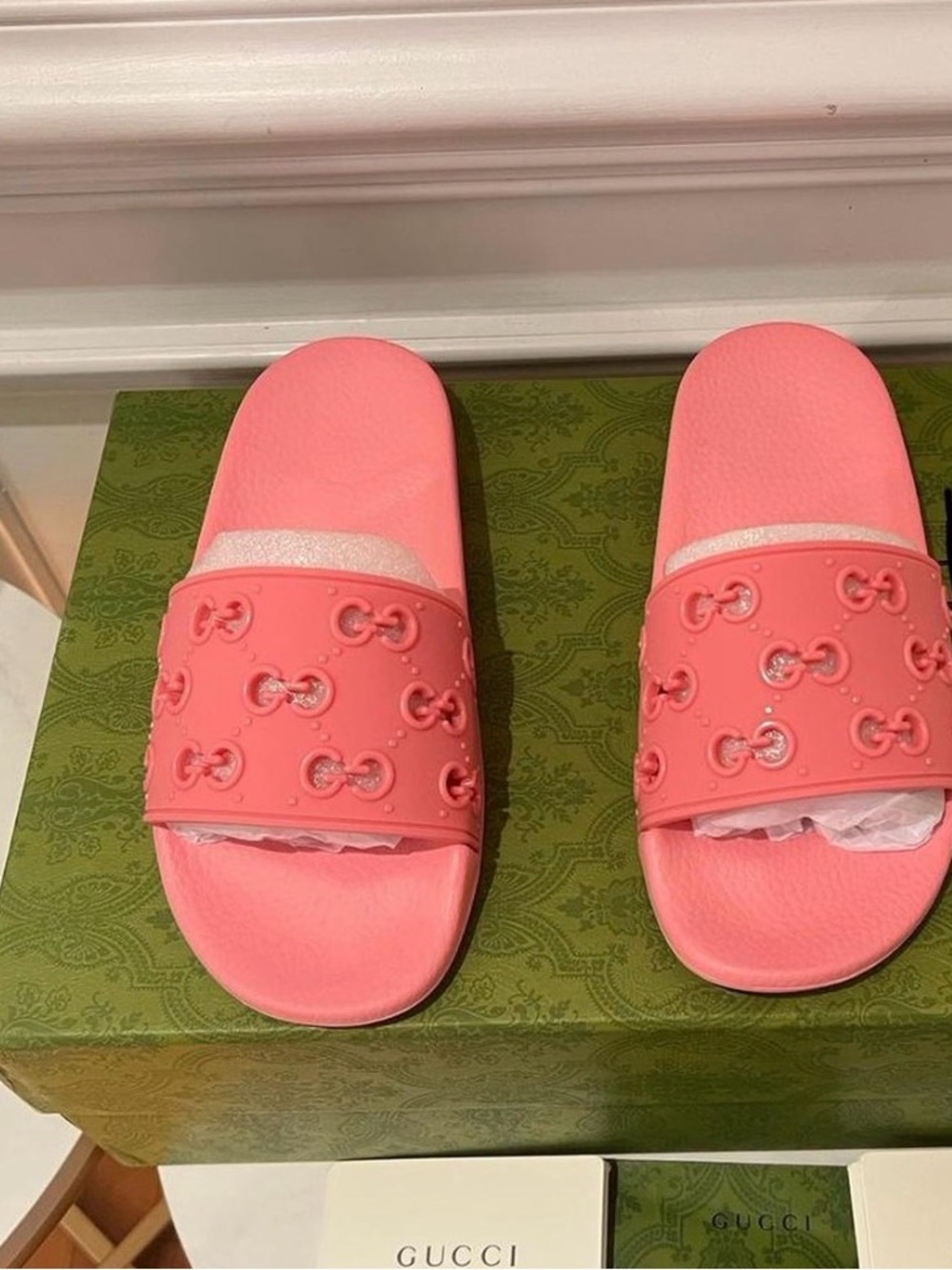 100% Authentic Gucci Coral Pink Rubber Slide Sandals - Picture 2 of 4